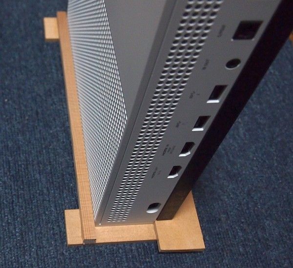 Xbox One S 自作スタンドと Xbox 本体、後ろから見たところ