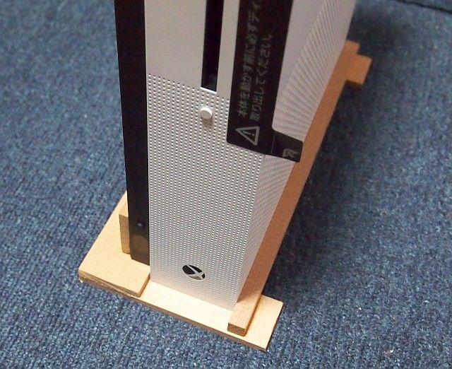 Xbox One S 自作スタンドと Xbox 本体、正面から